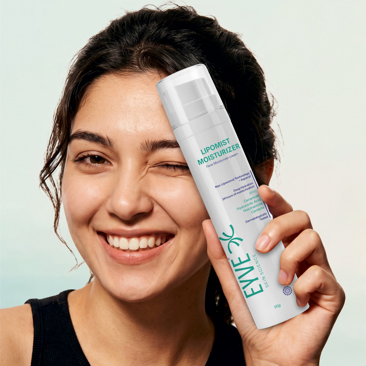eyve hydrasyn cleanser model image